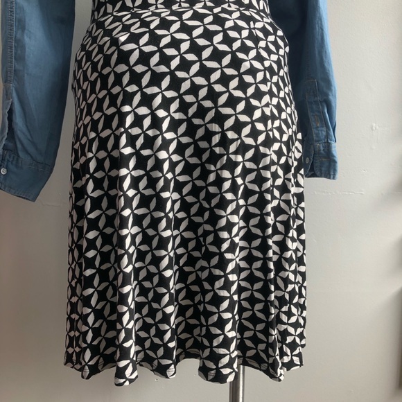 4/$20 LOFT Black and White Skater Knit Skirt - Picture 6 of 7